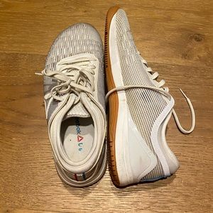 Cute white nano 8s flex weave.